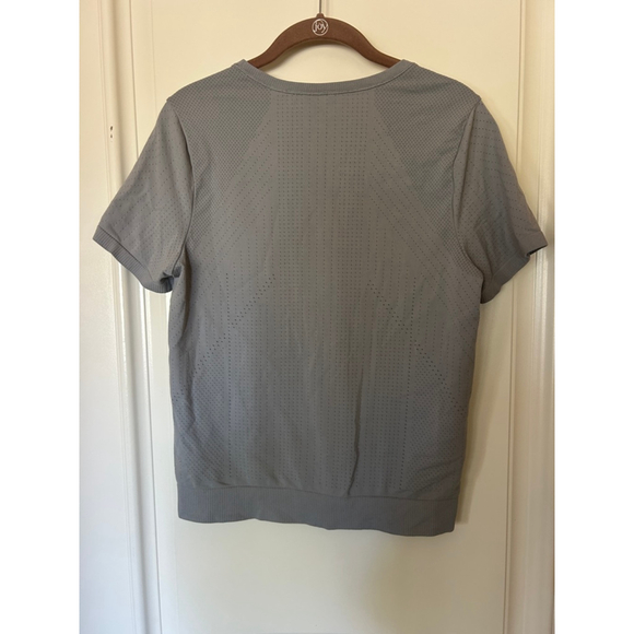 Women's Athleta Gray Green In Motion Seamless Short Sleeve Tee Medium - Picture 2 of 5